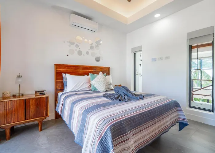Private Beachfront 4 Bedroom W Dock, Pool, Rooftop
