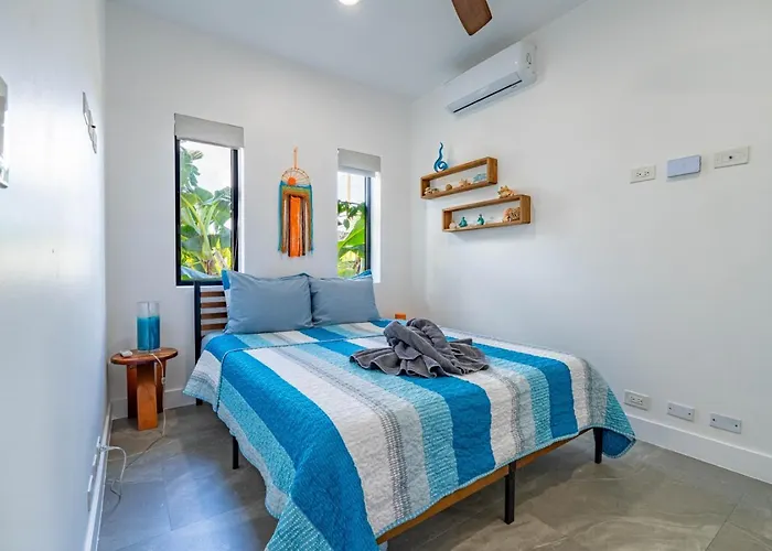 Private Beachfront 4 Bedroom W Dock, Pool, Rooftop Villa