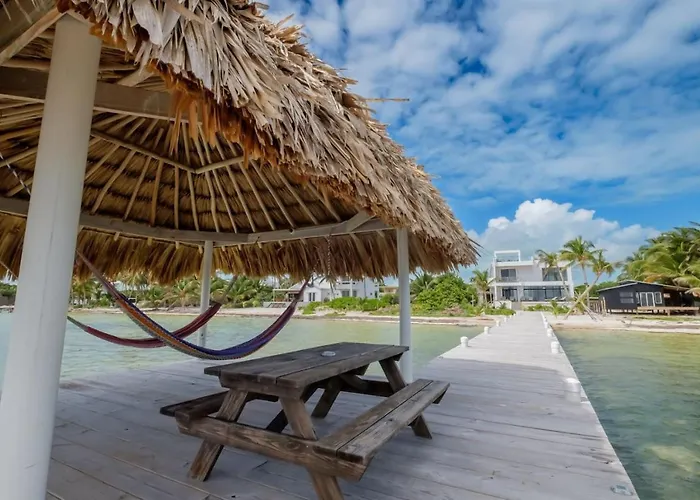 Private Beachfront 4 Bedroom W Dock, Pool, Rooftop * San Pedro (Ambergris Caye)