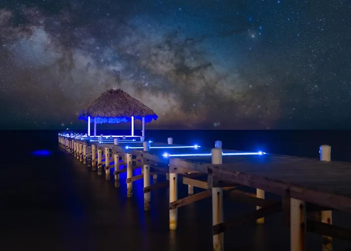 Villa Private Beachfront 4 Bedroom W Dock, Pool, Rooftop