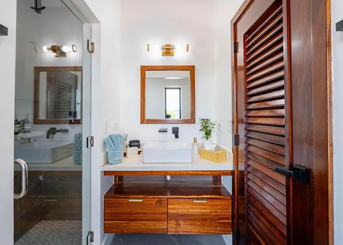 Private Beachfront 4 Bedroom W Dock, Pool, Rooftop * San Pedro (Ambergris Caye)