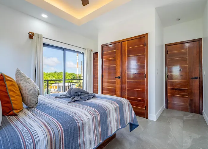 Private Beachfront 4 Bedroom W Dock, Pool, Rooftop Villa