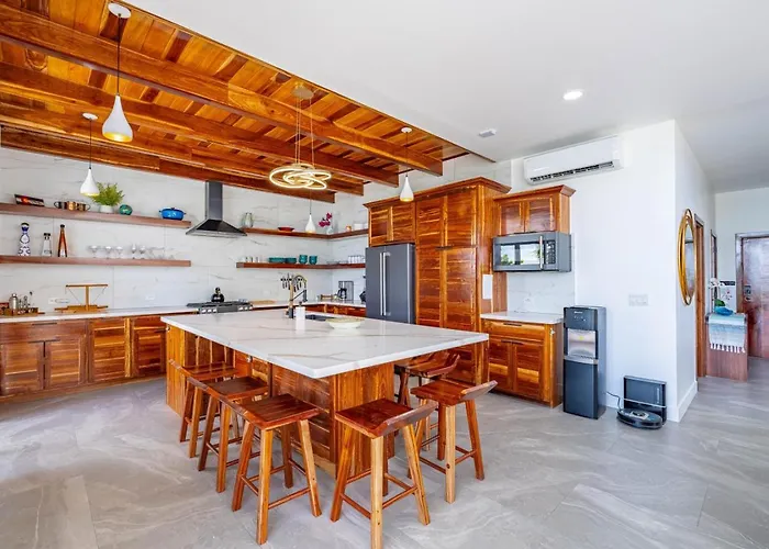 Private Beachfront 4 Bedroom W Dock, Pool, Rooftop * San Pedro (Ambergris Caye)